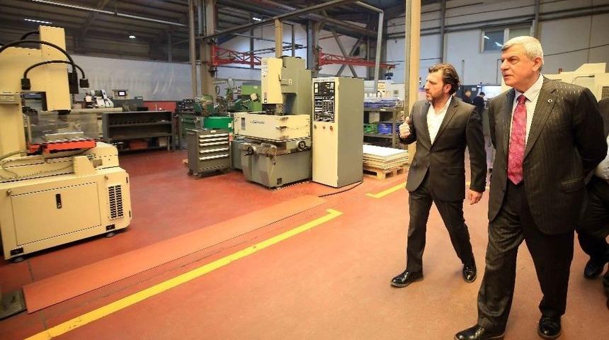 Başkan Karaosmanoğlu, Fabrika Y&ouml;neticileri Ve &Ccedil;alışanlarını Ziyaret Etti