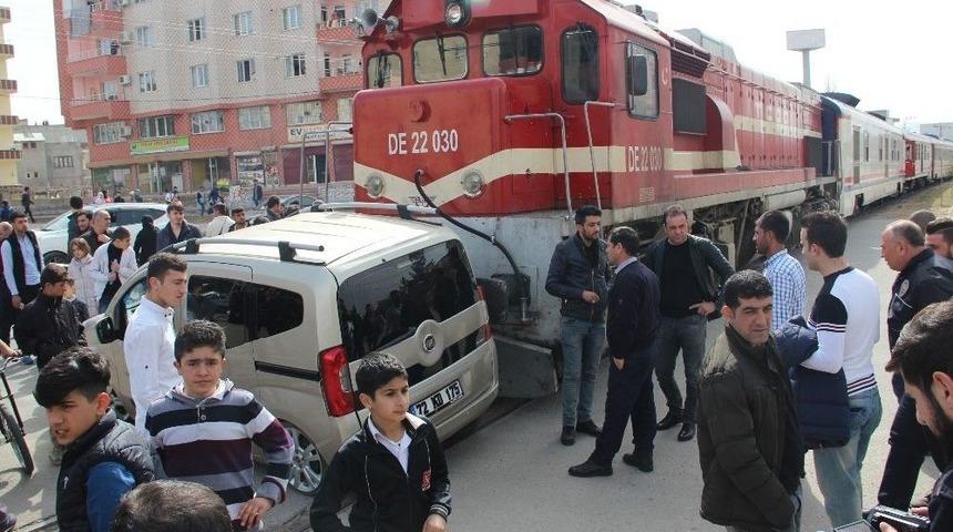 Tren Hemzemin Ge&ccedil;itte Otomobile &Ccedil;arptı: 2 Yaralı