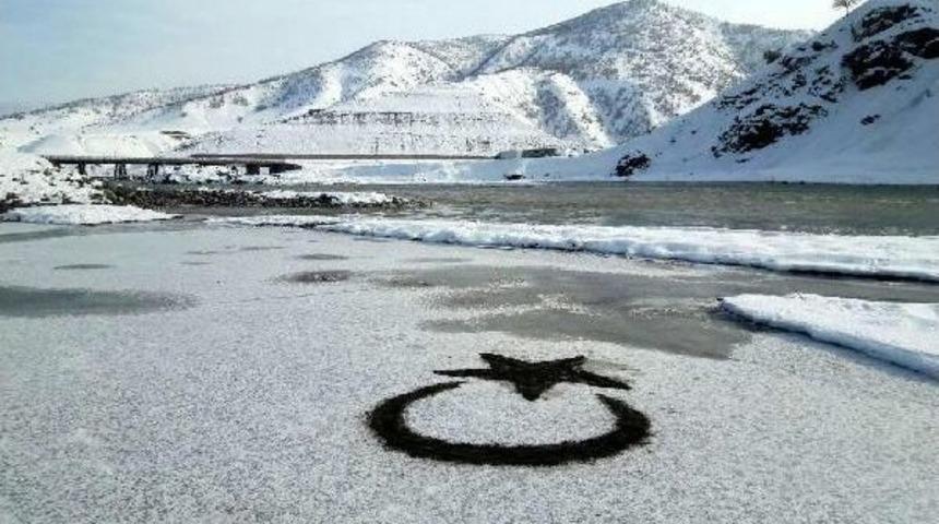 11 Yaşındaki Dilara, Buz Tutan Murat Nehri'ne Ay -Yıldız &Ccedil;izdi