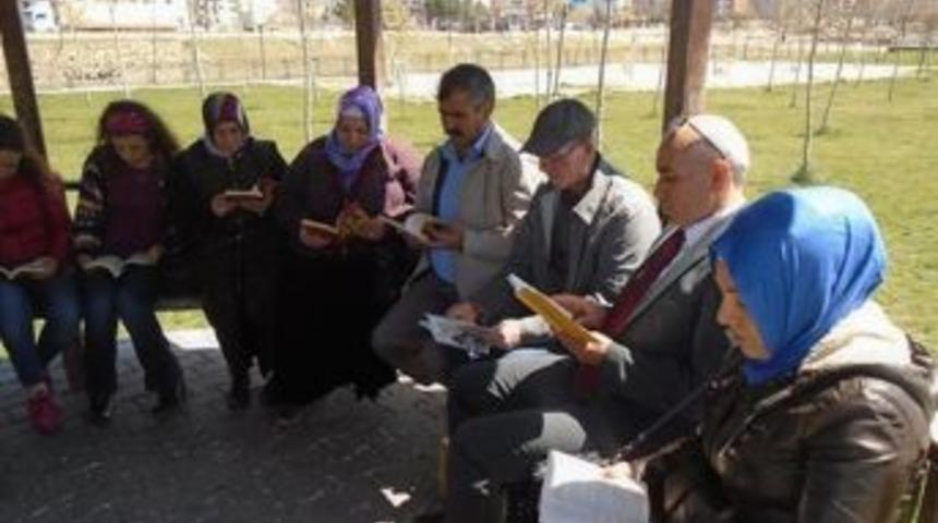 Ergani&rsquo;de Parkta Kitap Okuma Etkinliği