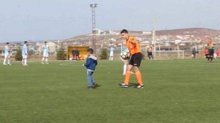 Minik Ege, Ma&ccedil; Başlarken Sahaya Girip Babasına Koştu