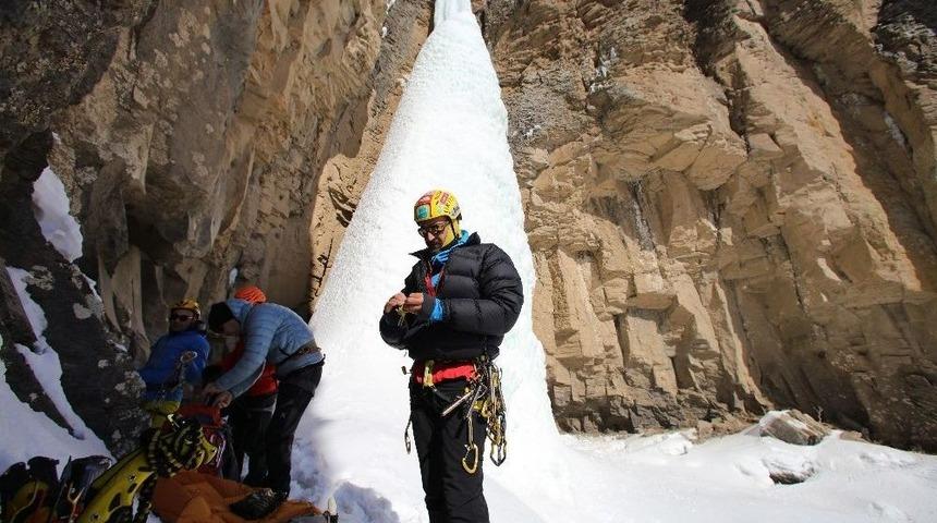 Dağcılar Van&rsquo;da Buzul Şelalesine Tırmandı