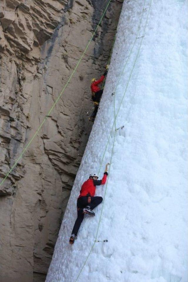 Dağcılar Van’da Buzul Şelalesine Tırmandı