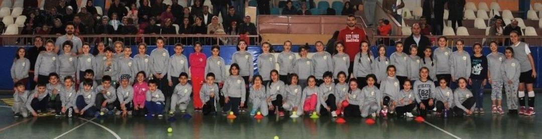 Voleybolcular Tenis&ccedil;ilere Karşı