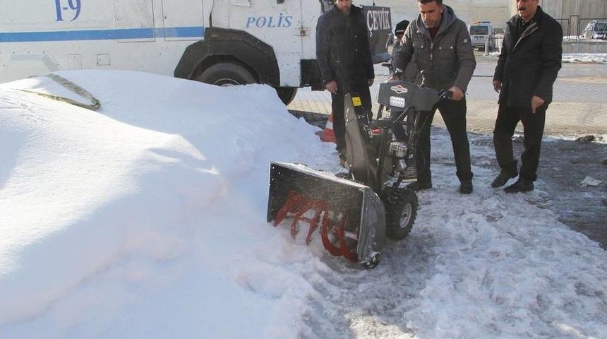 Belediyeden Kaldırımlar İ&ccedil;in Mini Kar K&uuml;reme Ara&ccedil;ları