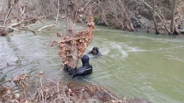 Dereye Uçan Otomobilde Kaybolan 4 Yaşındaki Uğur'u Dalgıçlar Arıyor