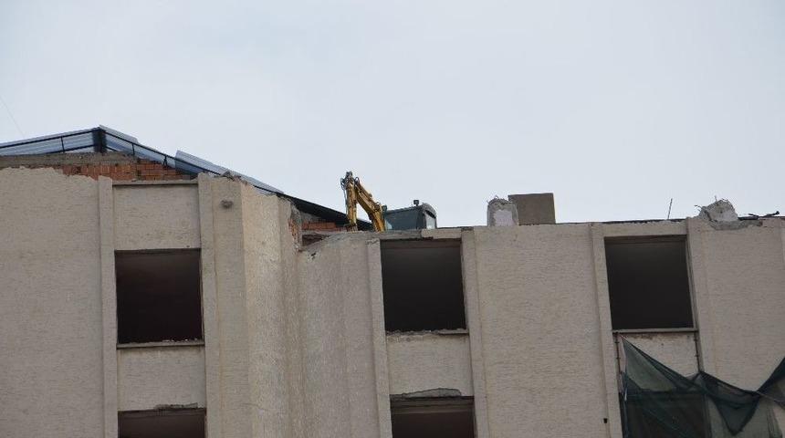 İş Merkezinin Yıkımı İ&ccedil;in İş Makinesini Binanın Son Katına &Ccedil;ıkardılar