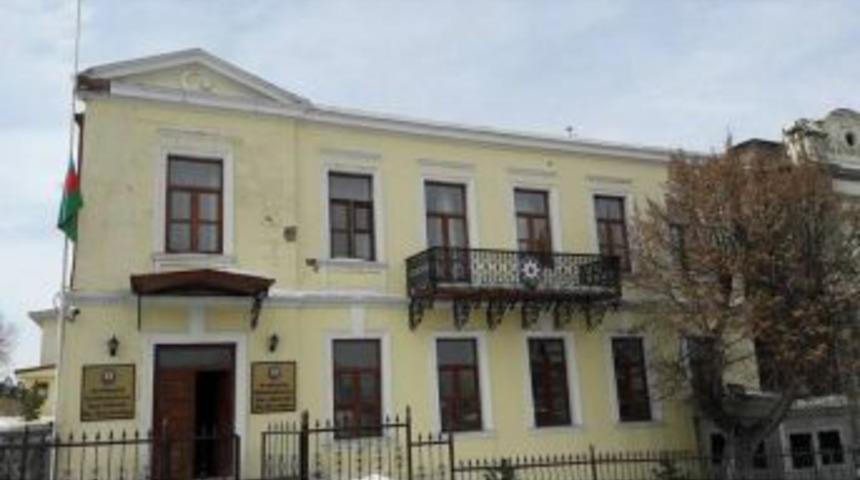 Azerbaycan Kars Başkonsolosluğu Bayraklarını Yarıya İndirdi