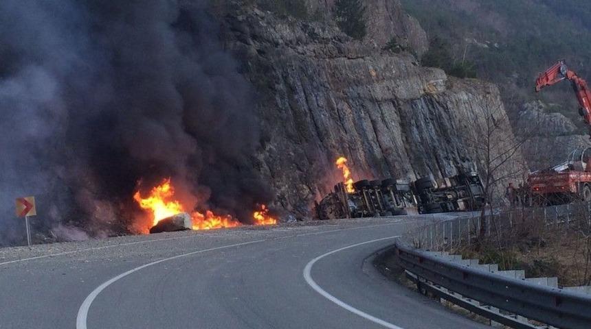 Devrilen Mazot Y&uuml;kl&uuml; Tanker Yandı