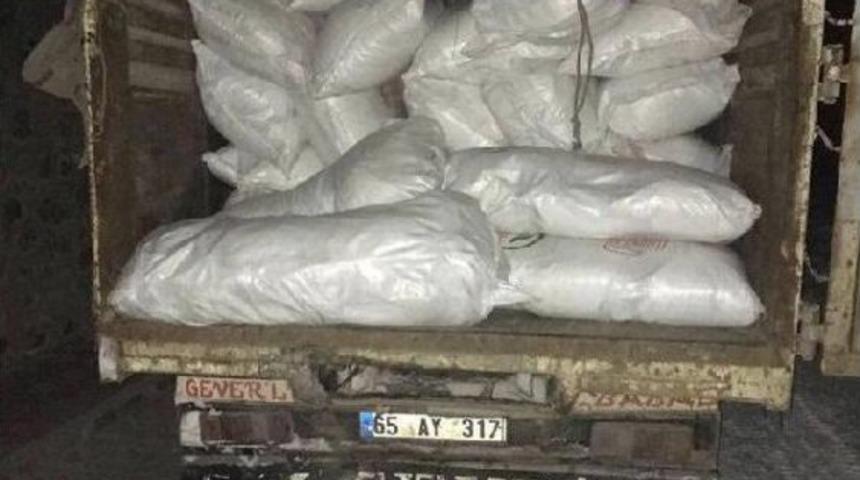 Başkale'de Ka&ccedil;ak &Ccedil;ay Ve Sigara Ele Ge&ccedil;irildi