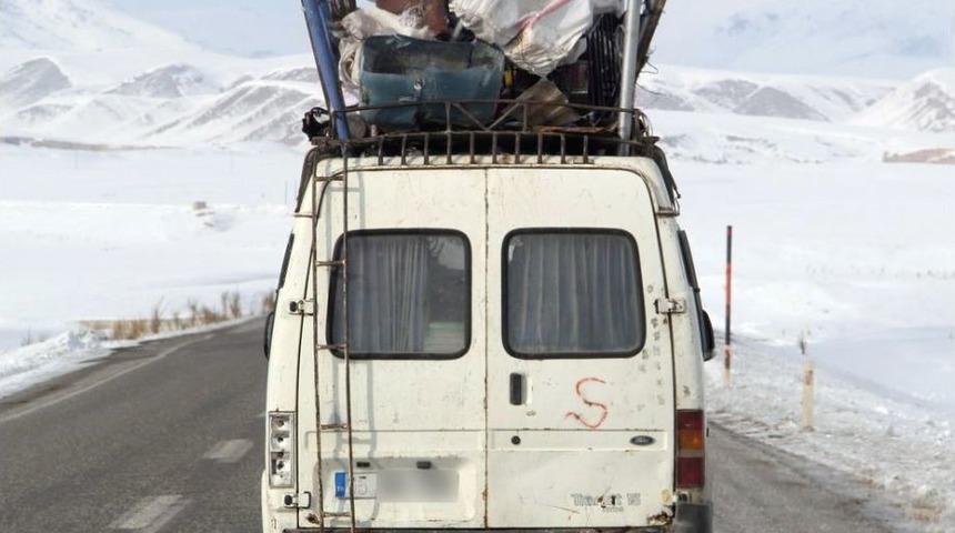Minib&uuml;s Bagajındaki Hurdalar Kazaya Davetiye &Ccedil;ıkarıyor
