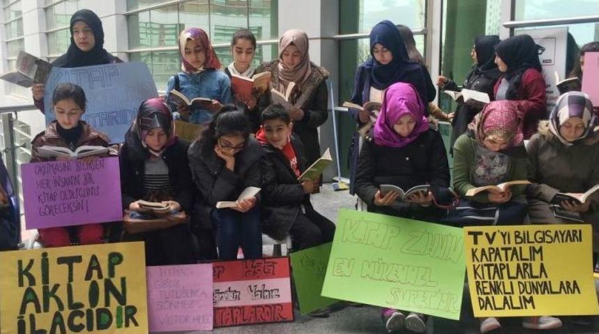 &Ouml;ğrenciler Hastanede Kitap Okudu