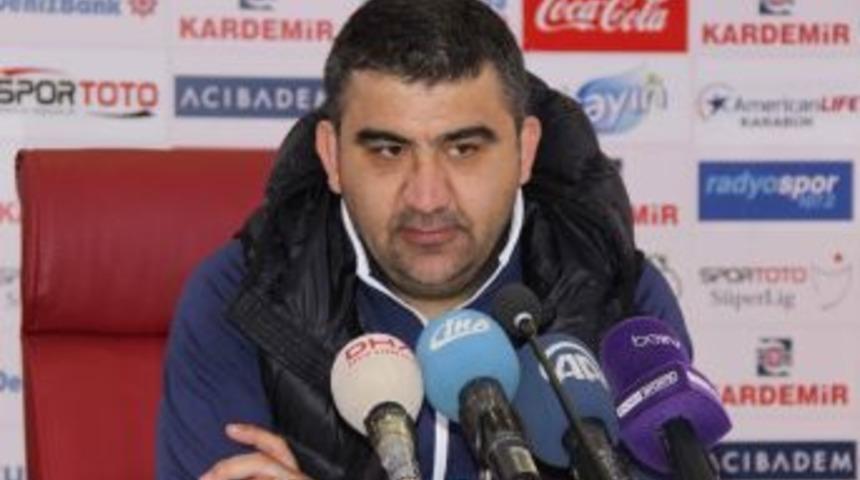 &Uuml;mit &Ouml;zat, &ldquo;hem Karab&uuml;kspor&rsquo;u Hem De Hakemi Tebrik Ediyorum&rdquo;