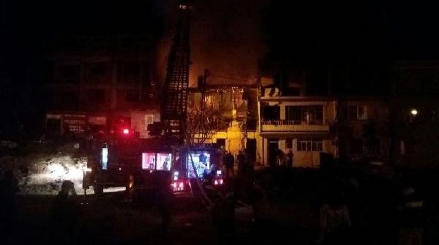 İki Katlı Bina &Ccedil;ıkan Yangında K&uuml;l Oldu