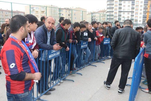 Stada Alınmayan Biletli Taraftarlar İsyan Etti