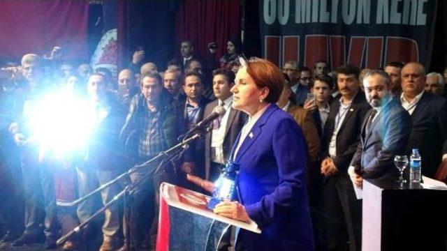 gittiğim Her Yerde Ampul Patlıyor Diyen Meral Akşener, Toplantıya  Elinde Fenerle Geldi