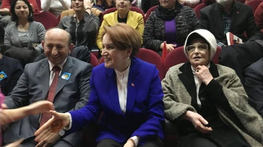 Vatandaşlar Salona Sığmayınca Meral Akşener Dışarı &Ccedil;ıktı