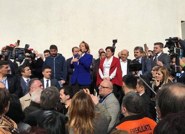 Vatandaşlar Salona Sığmayınca Meral Akşener Dışarı Çıktı