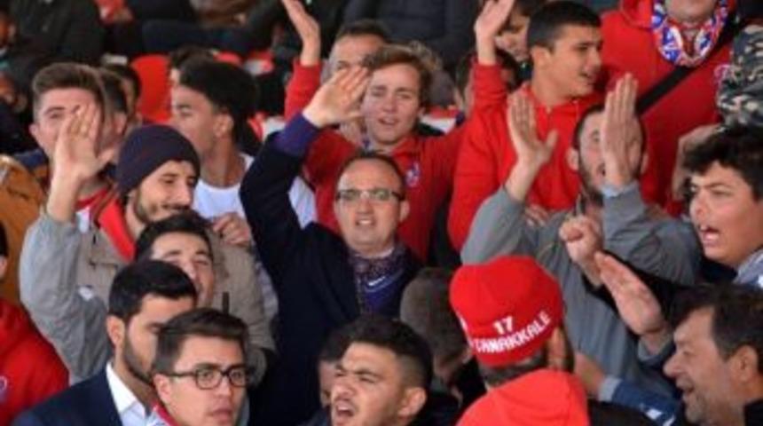 Turan, Dardenelspor Ma&ccedil;ını Taraftarlarla Birlikte İzledi