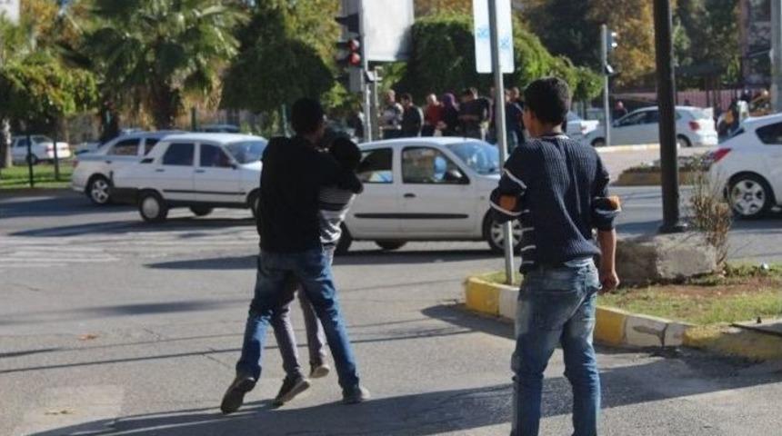 Yaşı K&uuml;&ccedil;&uuml;k &Ccedil;ocuklar Sokak Ortasında Tekme Tokat Kavga Etti