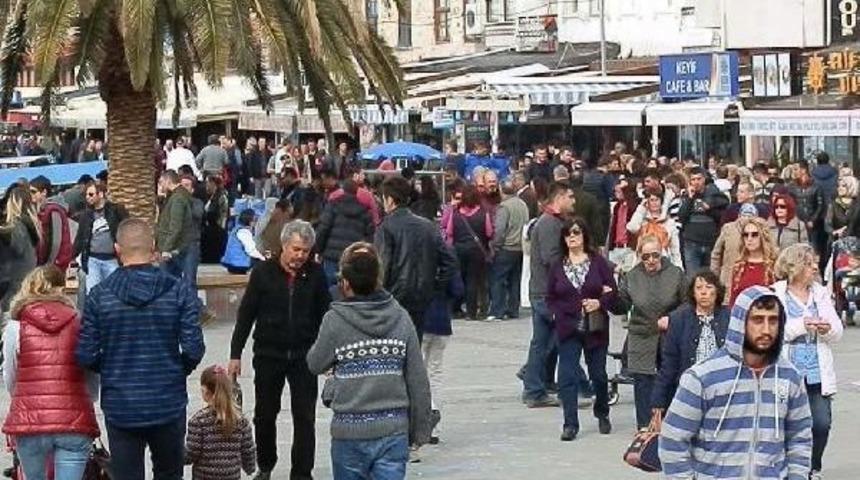 Fo&ccedil;a'da Kış Ortasında Yaz Sezonunu Yaşadı