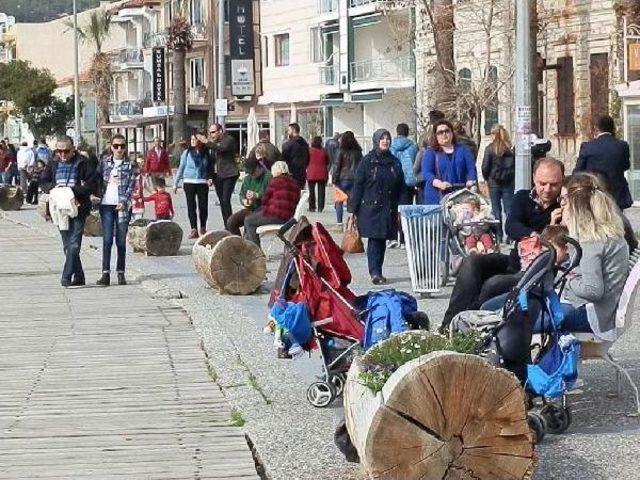 Foça'da Kış Ortasında Yaz Sezonunu Yaşadı