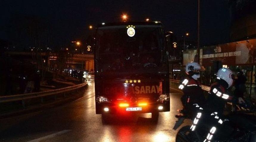 Fenerbah&ccedil;e Ve Galatasaray Stada Geldi