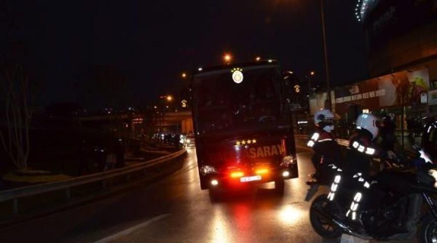 Fenerbah&ccedil;e Ve Galatasaray Takım Otob&uuml;sleri &Uuml;lker Stadı'na Ulaştı