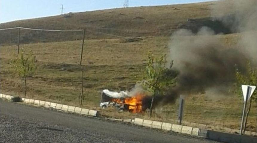 Diyarbakır&rsquo;da Seyir Halindeki Otomobil Yandı