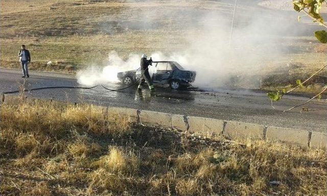 Diyarbakır’da Seyir Halindeki Otomobil Yandı