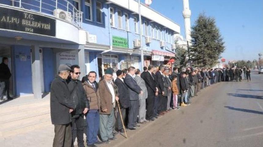 Bakan Avcı'yı Belediye &Ouml;n&uuml;nde B&ouml;yle Beklediler