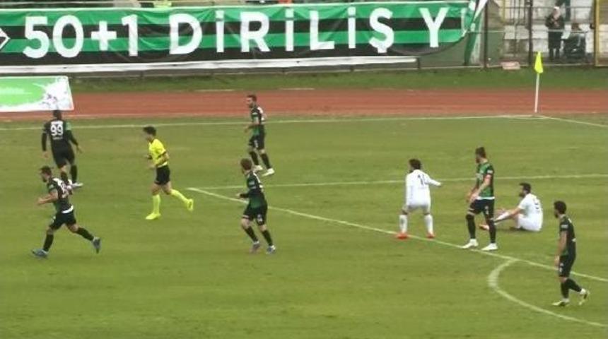 Sakaryaspor Ma&ccedil;ında Hakeme Krampona Kırmızı Kart