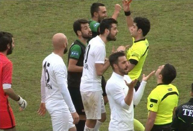 Sakaryaspor Maçında Hakeme Krampona Kırmızı Kart