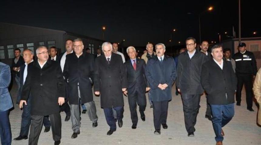 Ak Parti Heyetinden Nizip'teki Suriyelilere Ziyaret