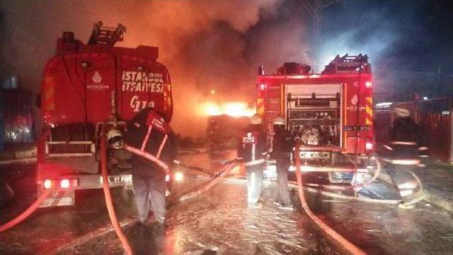 Sultangazi Ambalaj Atığı Aktarma Tesileri'nde Yangın Çıktı (1)