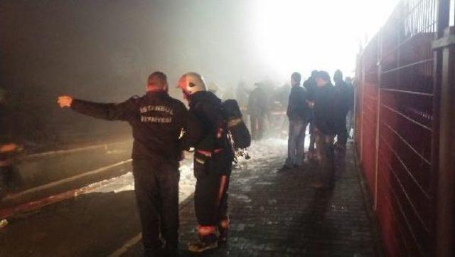 Sultangazi Ambalaj Atığı Aktarma Tesileri'nde Yangın Çıktı (1)