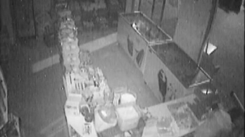 Marketteki Hırsızlık Kamerada, 3 Kişi Tutuklandı