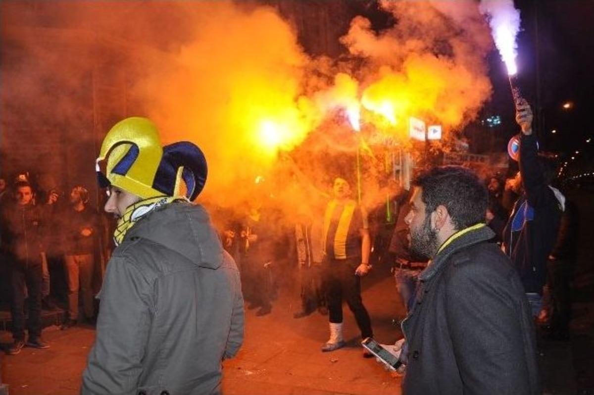 Kars&rsquo;ta Galatasaray Galibiyeti Fenerlileri Sokağa D&ouml;kt&uuml;