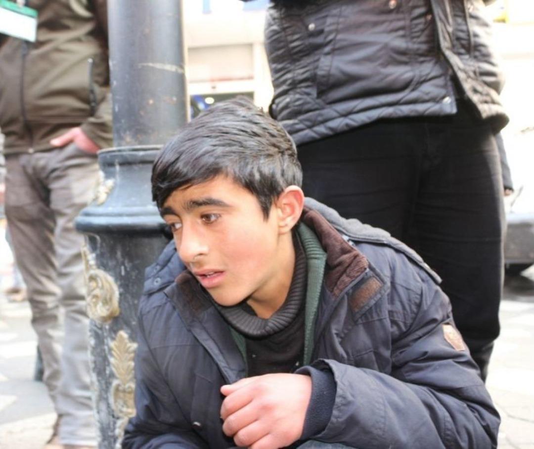 (&ouml;zel Haber) Buz Sarkıtı Mendil Satan &Ccedil;ocuğun Kafasına D&uuml;şt&uuml;