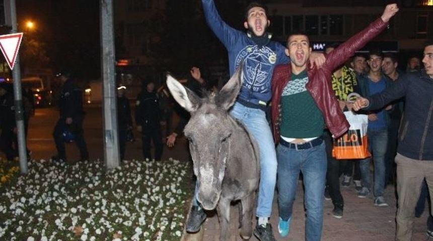 Fenerbah&ccedil;eli Taraftarlar Galibiyeti Eşek Sırtında Kutladı
