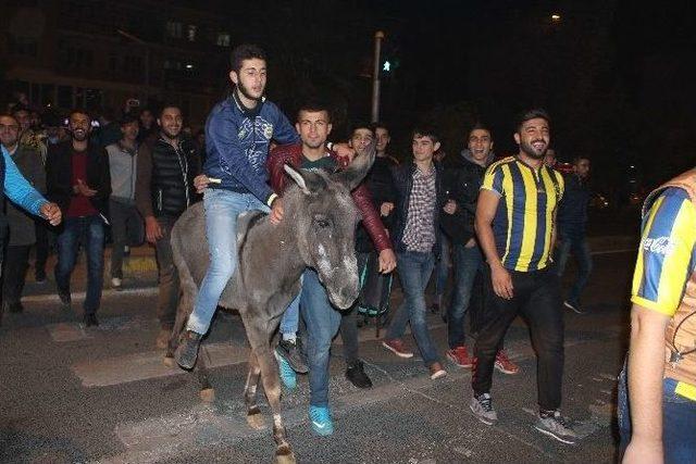 Fenerbahçeli Taraftarlar Galibiyeti Eşek Sırtında Kutladı