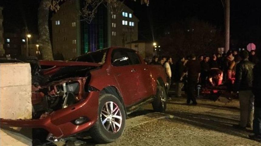 Kontrolden &Ccedil;ıkan Pikap Beton Duvara &Ccedil;arptı: 3 Yaralı