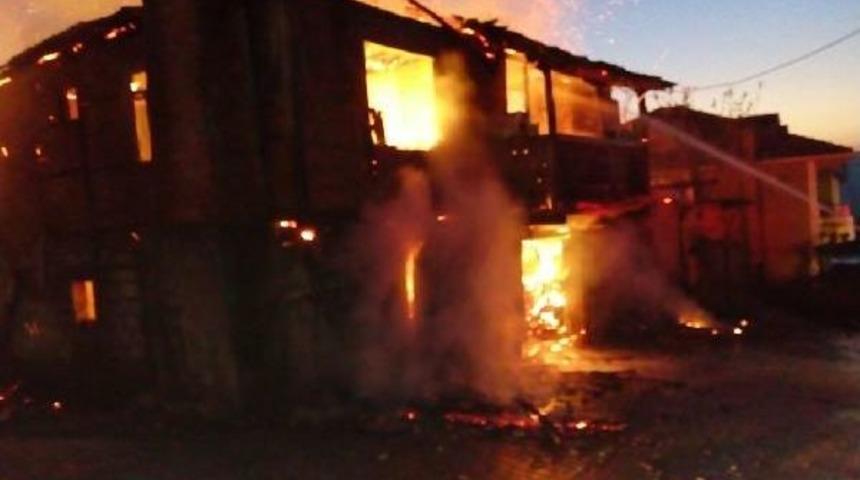 Zonguldak'ta 2 Katlı Ahşap Ev Yandı