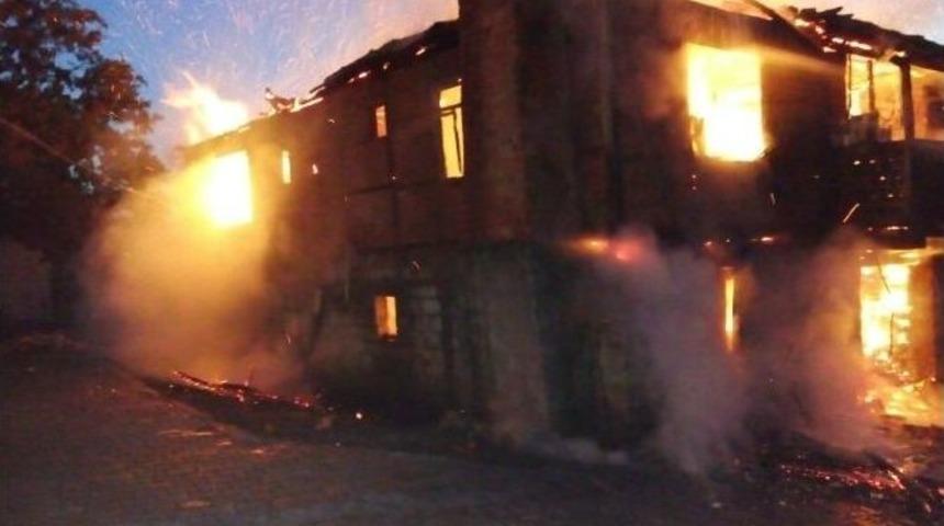 &Ccedil;ift&ccedil;i Ailenin Evi Ve Mahsulleri Yanarak K&uuml;l Oldu