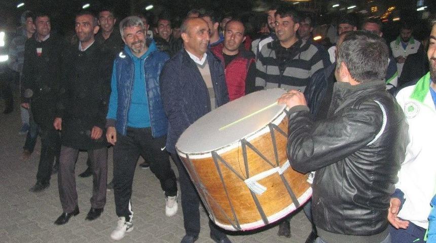 Olaylı Ma&ccedil;tan Galibiyetle Ayrılan Takıma Davul Zurnalı Karşılama