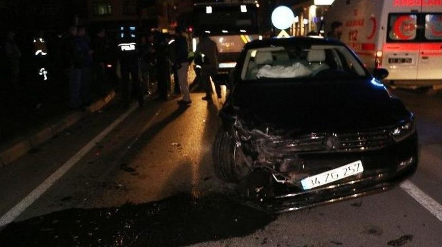 İki Otomobil Kavşakta &Ccedil;arpıştı: 4 Yaralı