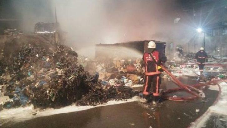 Sultangazi Ambalaj Atığı Aktarma Tesisleri'nde Yangın Çıktı(Geniş)