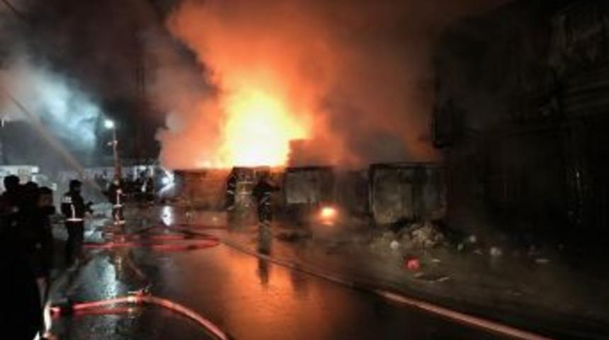 Sultangazi&rsquo;de Geri D&ouml;n&uuml;ş&uuml;m Tesisinde Korkutan Yangın