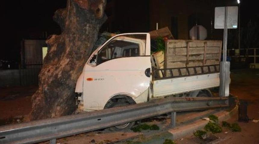 &Ccedil;ınar Ağacına &Ccedil;arpan Kamyonet S&uuml;r&uuml;c&uuml;s&uuml;, Direksiyon Başında Sıkıştı