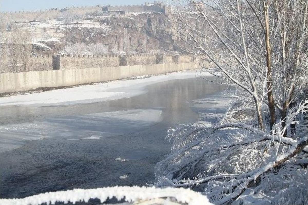 Ardahan&rsquo;da B&uuml;t&uuml;n Hayat Buz Tuttu
